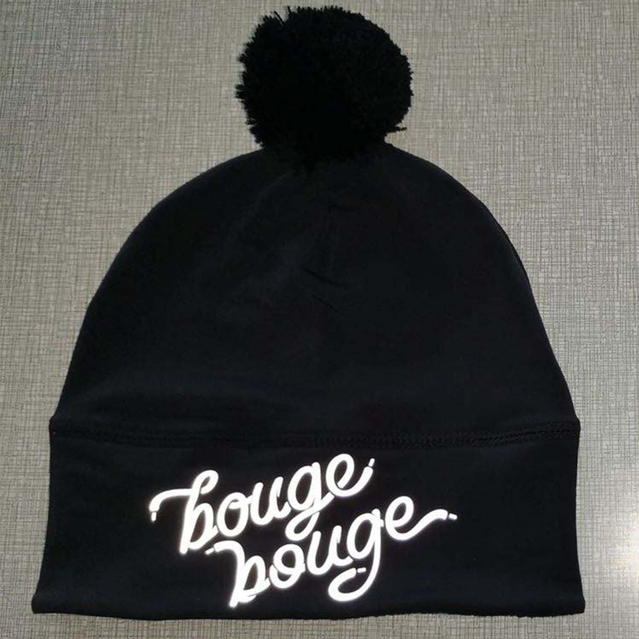 tuque noire pompon