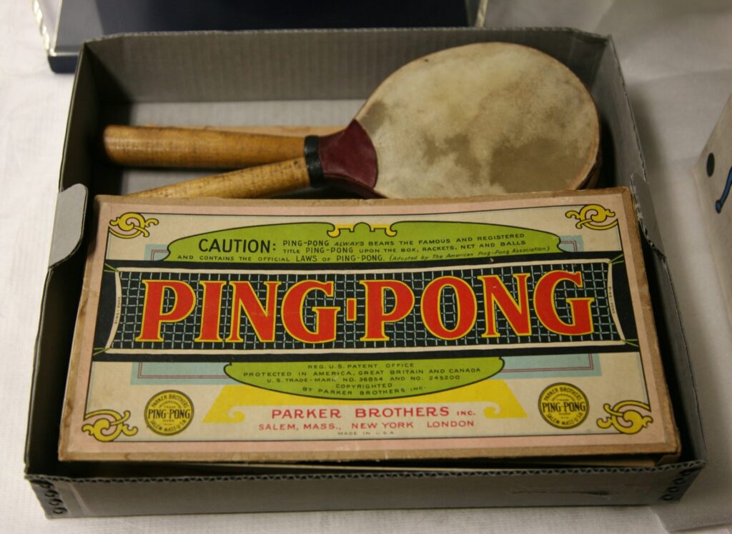 Lot Ping-pong Vintage Montgomery Wards – Raquettes, Filet, 2 Balles (USA)